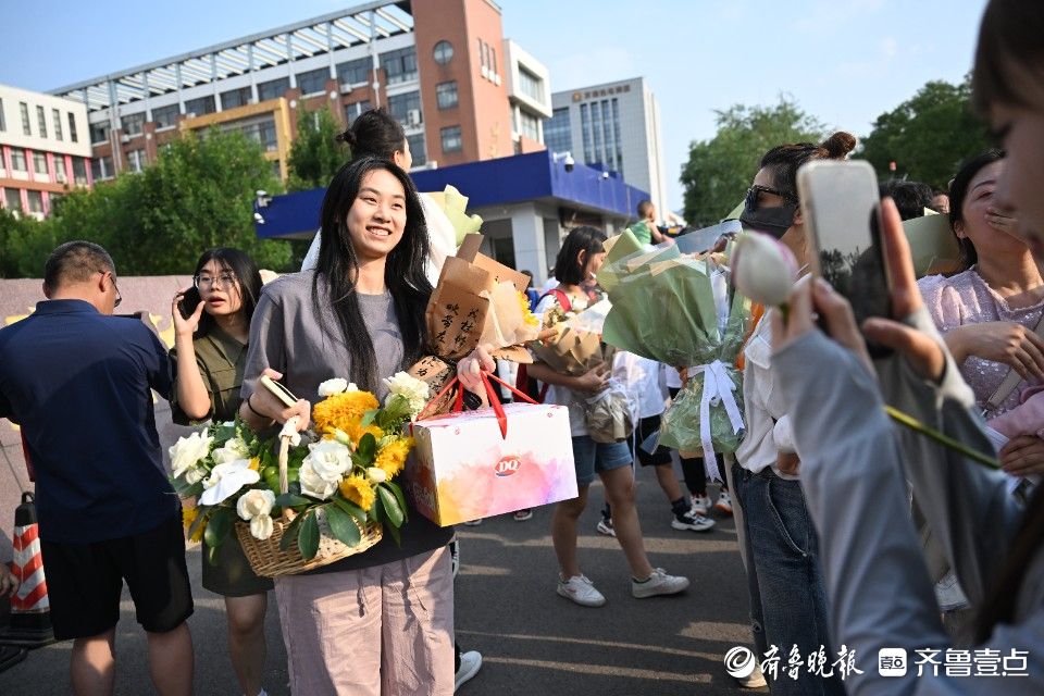 花式慶祝高考結束！考點外成歡樂的海洋