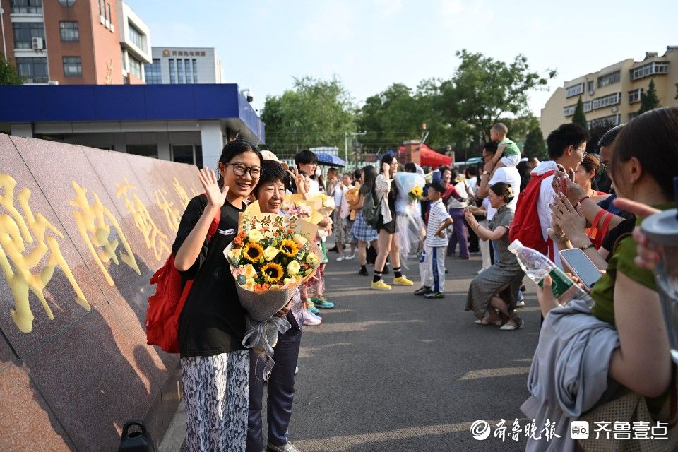 花式慶祝高考結束！考點外成歡樂的海洋