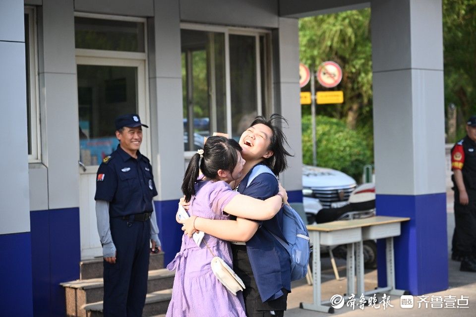 花式慶祝高考結束！考點外成歡樂的海洋