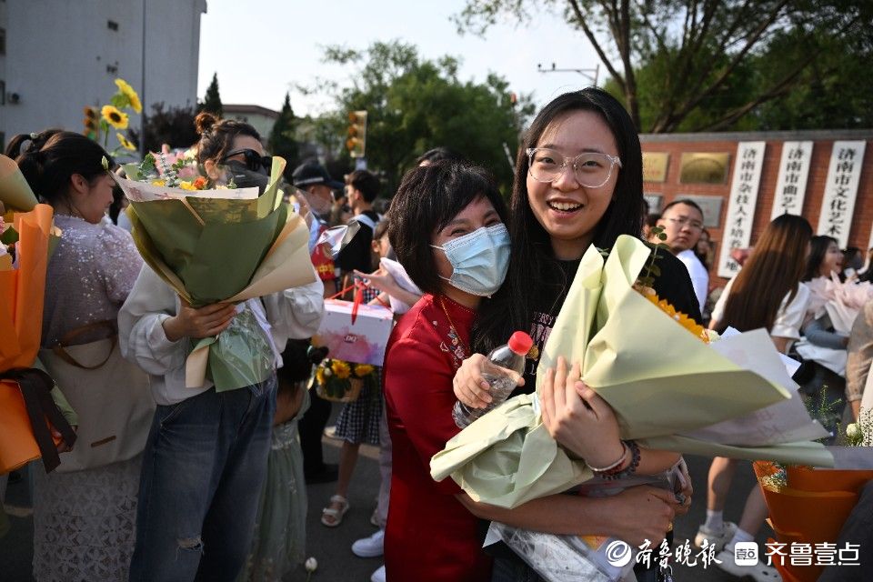 花式慶祝高考結束！考點外成歡樂的海洋