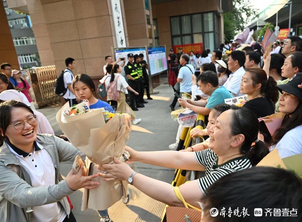 高考結(jié)束，考生家長如過“狂歡節(jié)”