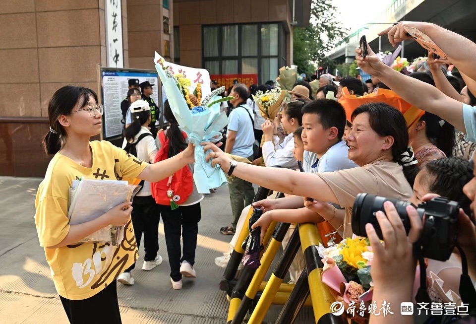 高考結(jié)束，考生家長如過“狂歡節(jié)”