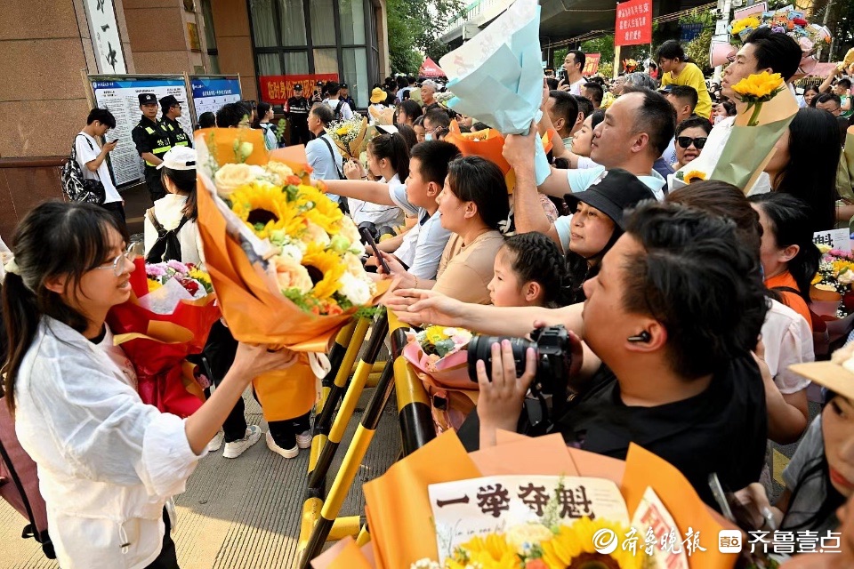 高考結束，考生家長如過“狂歡節”