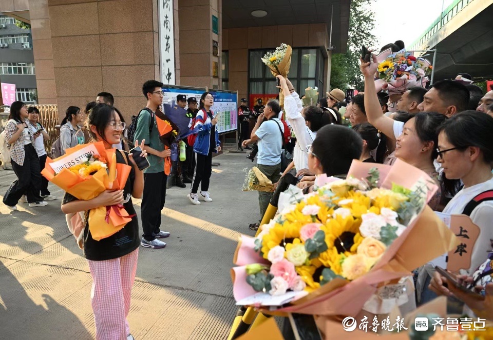 高考結(jié)束，考生家長如過“狂歡節(jié)”