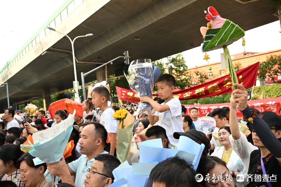 高考結束，考生家長如過“狂歡節”