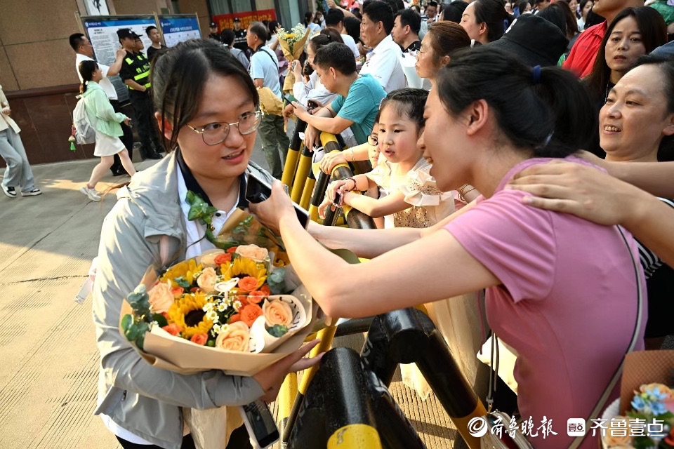 高考結束，考生家長如過“狂歡節”