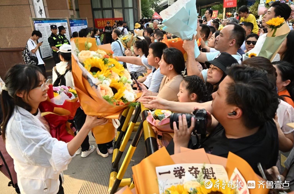 高考结束，考生家长如过“狂欢节”