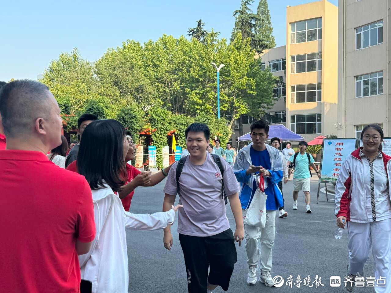 “考完啦！”青岛4.7万余考生完成高考，为三年奋斗交上答卷