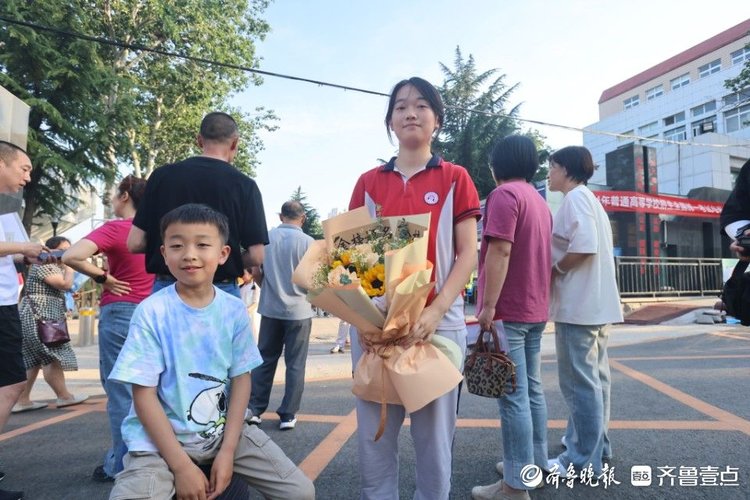 图集|一举夺魁!高考收官,烟台家长“花”式迎接排面拉满