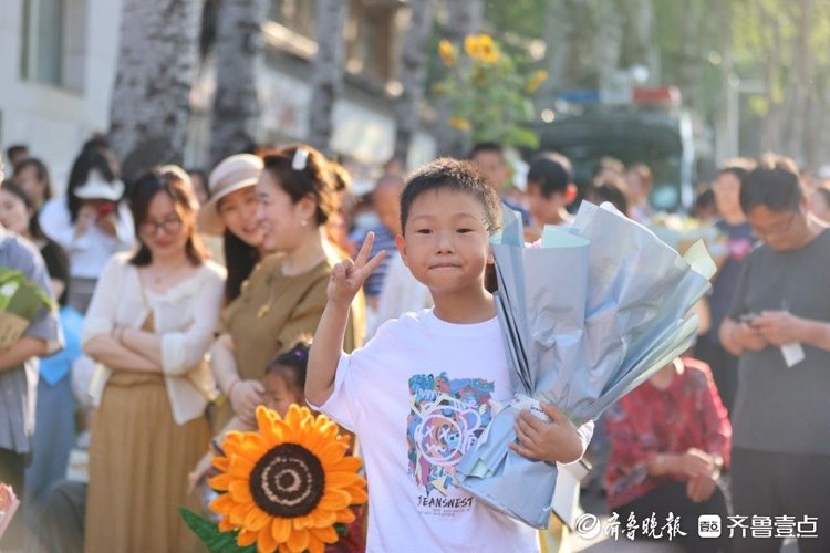 图集|一举夺魁!高考收官,烟台家长“花”式迎接排面拉满