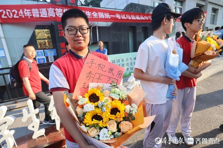 图集|一举夺魁!高考收官,烟台家长“花”式迎接排面拉满