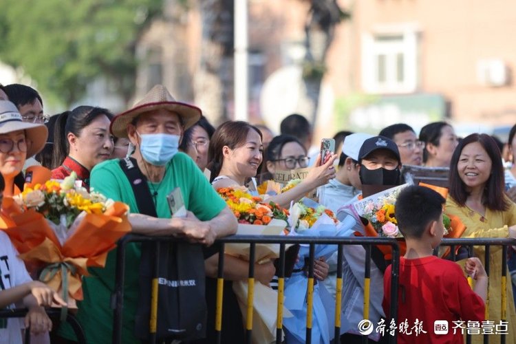 图集|一举夺魁!高考收官,烟台家长“花”式迎接排面拉满