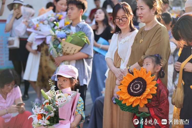 图集|一举夺魁!高考收官,烟台家长“花”式迎接排面拉满