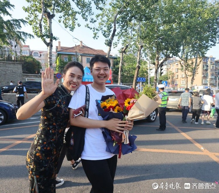 图集|一举夺魁!高考收官,烟台家长“花”式迎接排面拉满