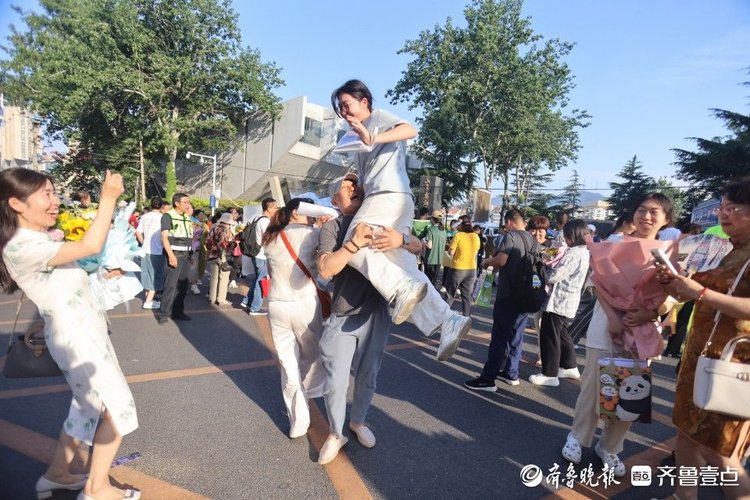 图集|一举夺魁!高考收官,烟台家长“花”式迎接排面拉满