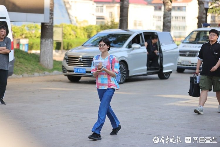 图集|一举夺魁!高考收官,烟台家长“花”式迎接排面拉满