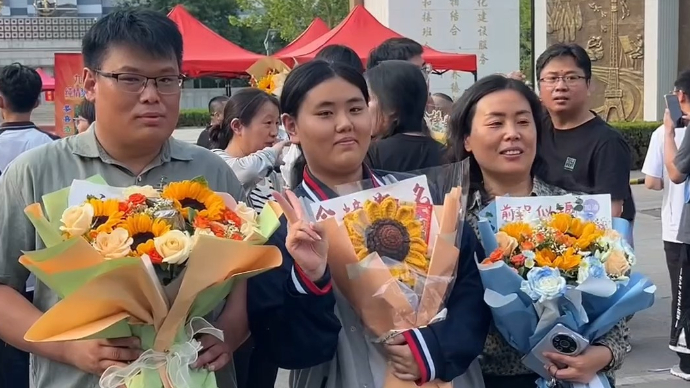 果然视频丨鲜花、拥抱、祝福……德州考场外充满爱