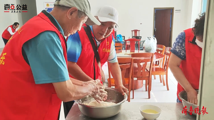 果然视频｜手把手教学包粽子，齐鲁志愿者与消防队员一起过端午