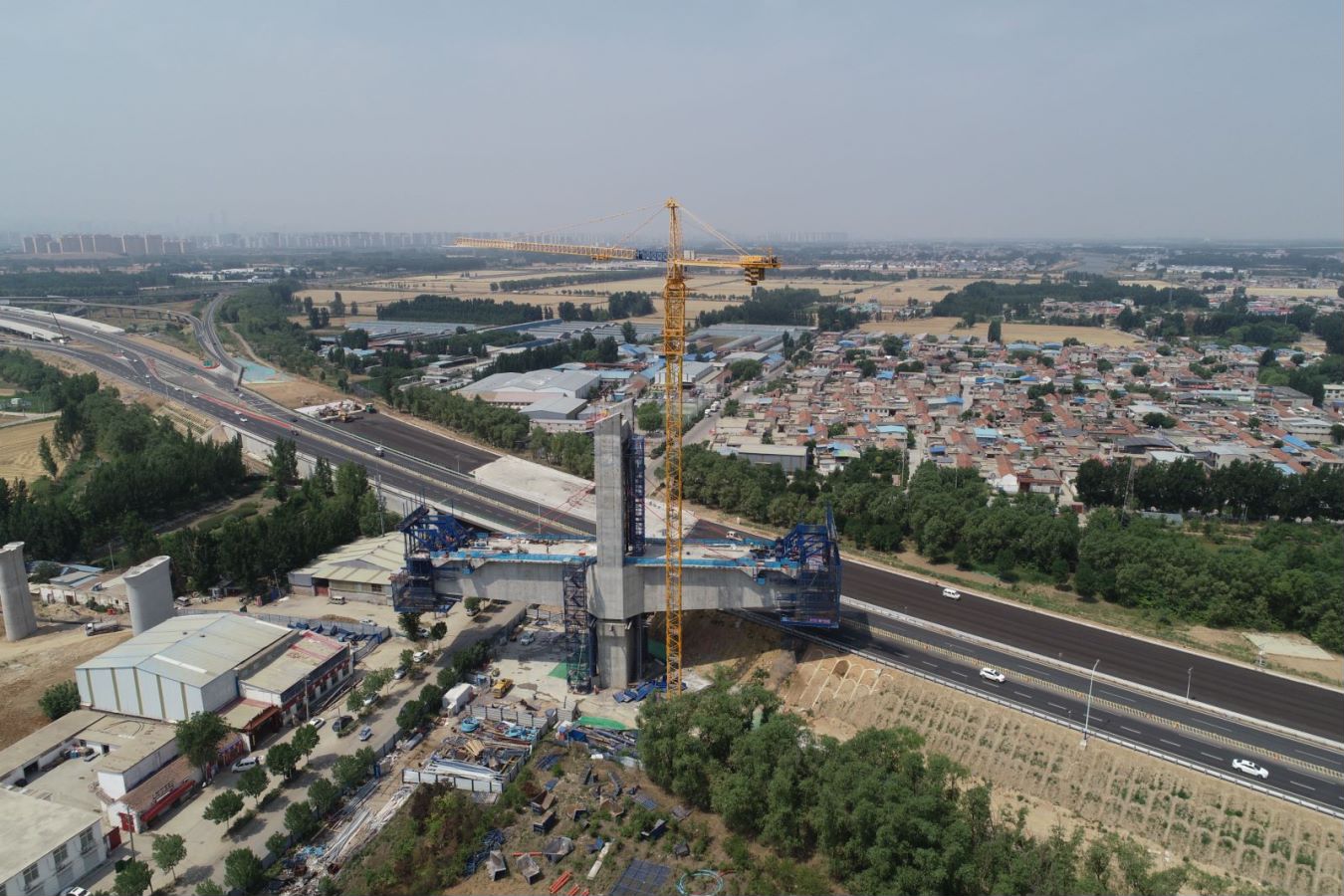 济滨高铁济南东特大桥矮塔斜拉桥首对斜拉索成功安装