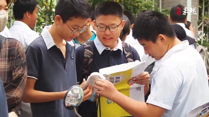 果然视频|济南中考开始前夕，考生们一早到考点外复习功课