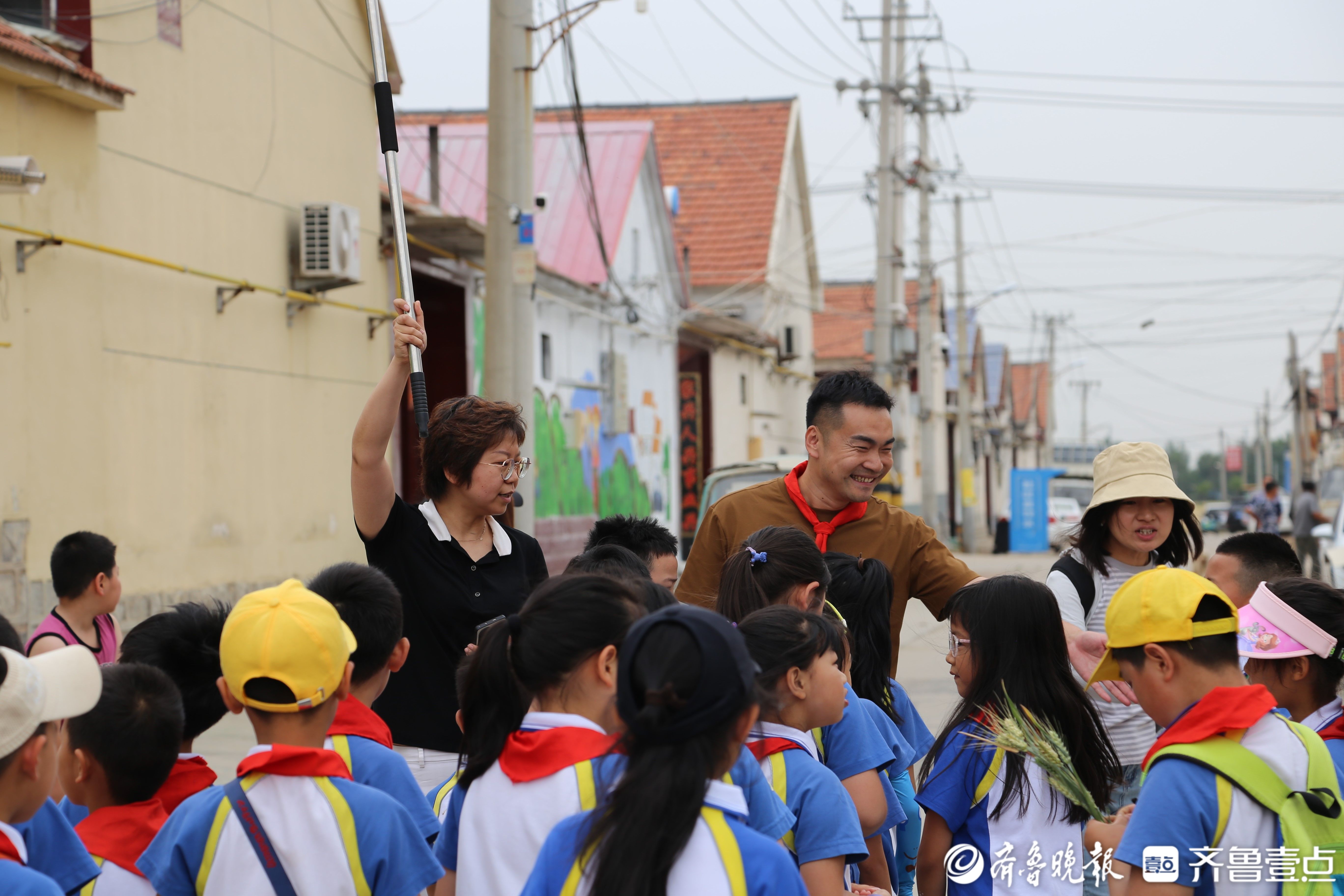 早上,迎着朝阳伴着晨风,经过一个半小时的车程,家长和同学们来到了