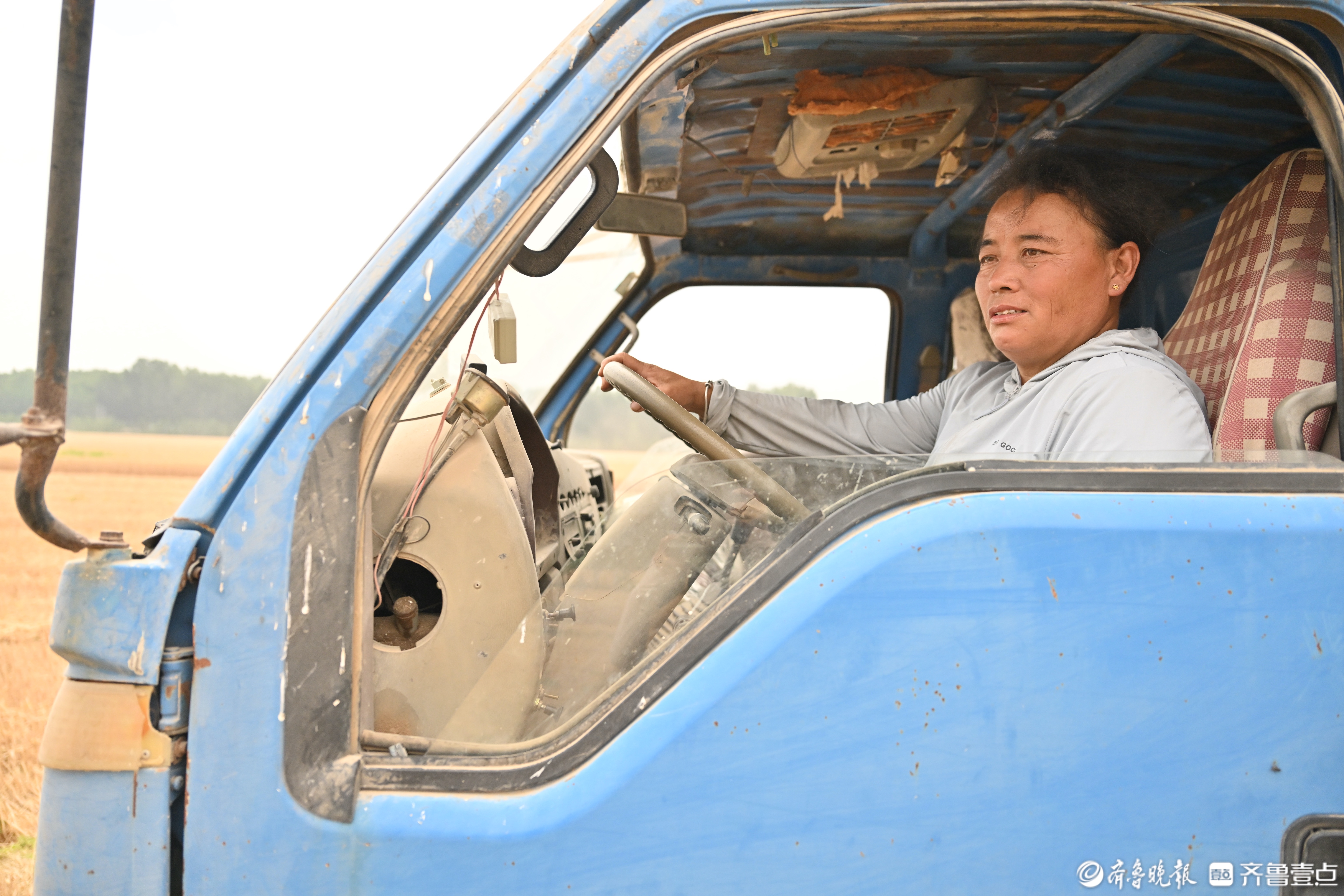 为了节省人力,袁溪霞购置了小麦玉米联合收割机,烘干机,旋耕机,玉米精