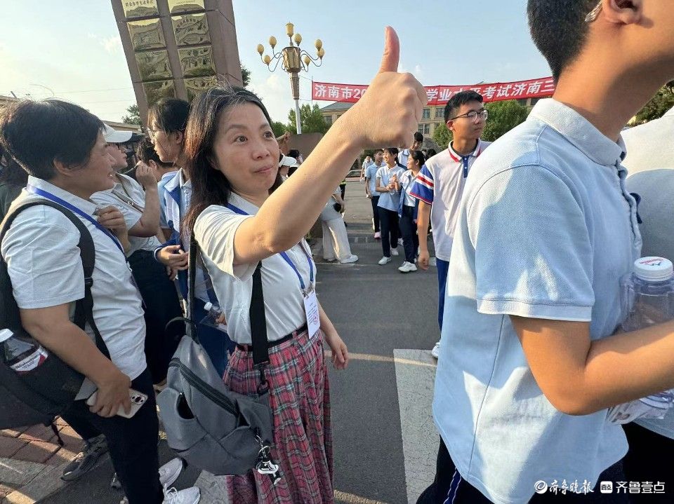 中考首日结束，考生走出考场向陪考老师“汇报”