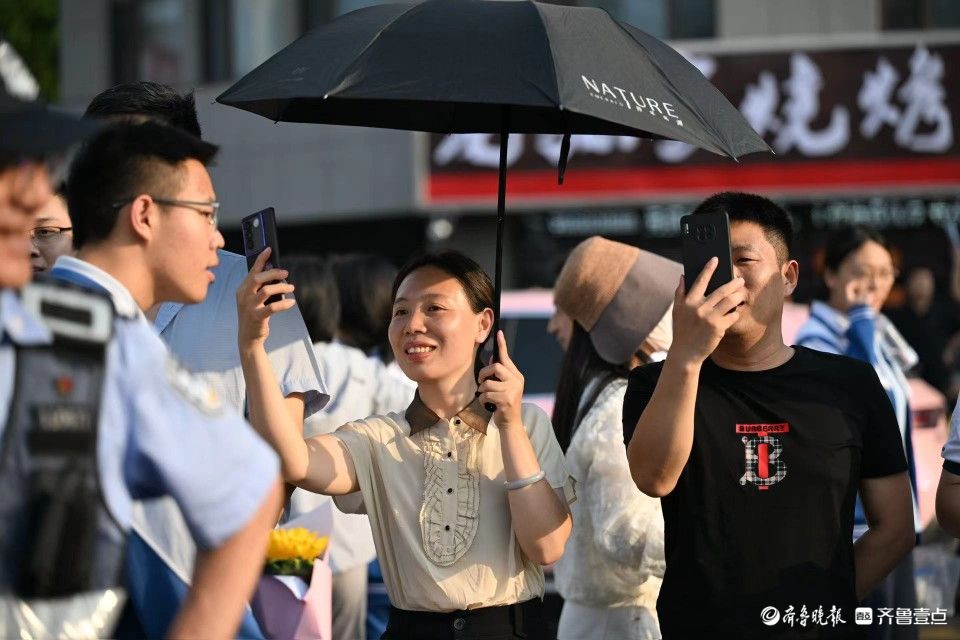 他们的目光，满眼都是爱和期盼