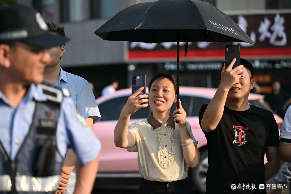 他们的目光，满眼都是爱和期盼