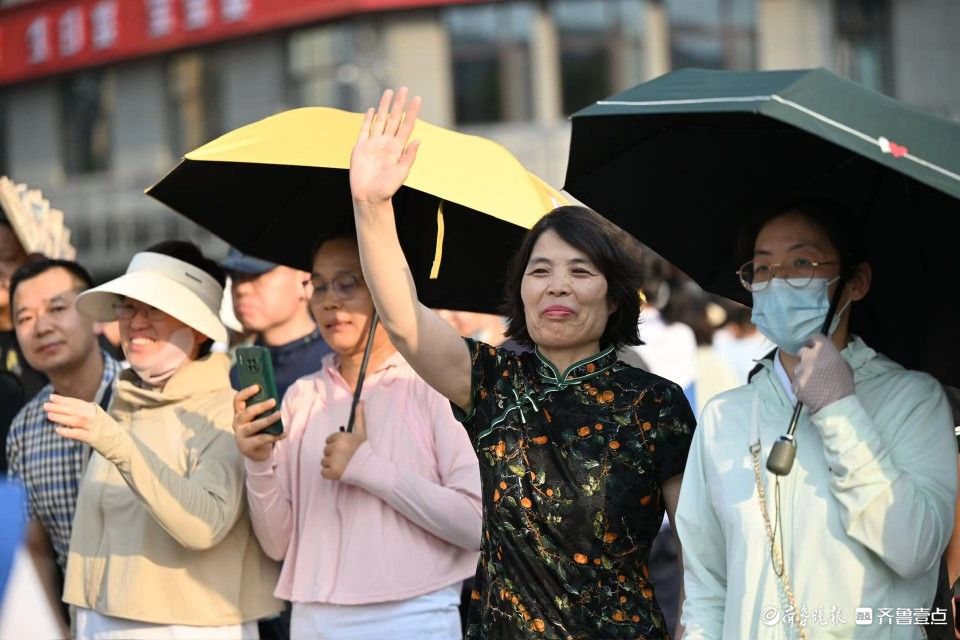 他们的目光，满眼都是爱和期盼