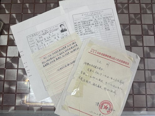 纪念章背后的重量,是逝去战友们共同的荣誉