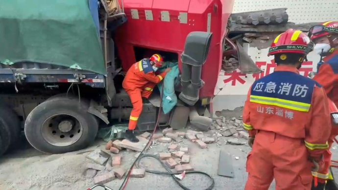 果然视频|一货车疑失控撞穿护栏、冲进民房，消防员救出被困男子