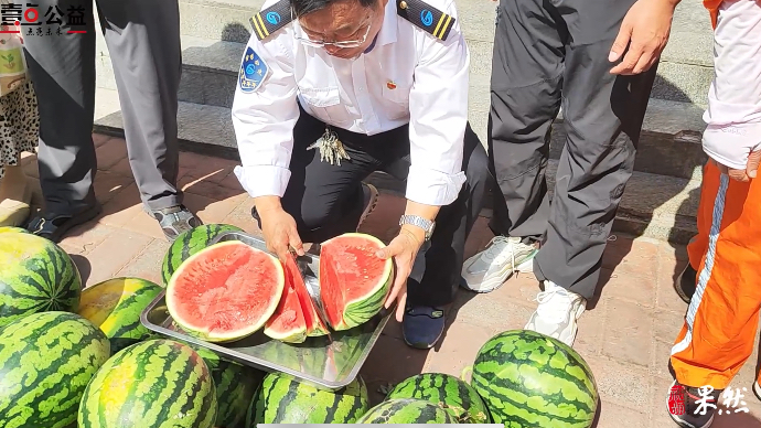 果然视频｜夏季送清凉，齐鲁志愿者为环卫工人送去500斤大西瓜