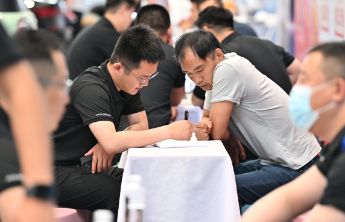 洽谈区坐满了！相中了就坐下来谈配置和价格