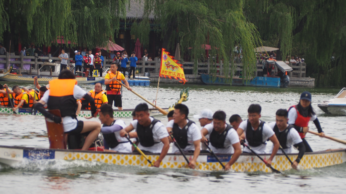 果然视频|济南明湖龙舟赛欢乐举行，湖面龙腾虎跃、浪花飞溅