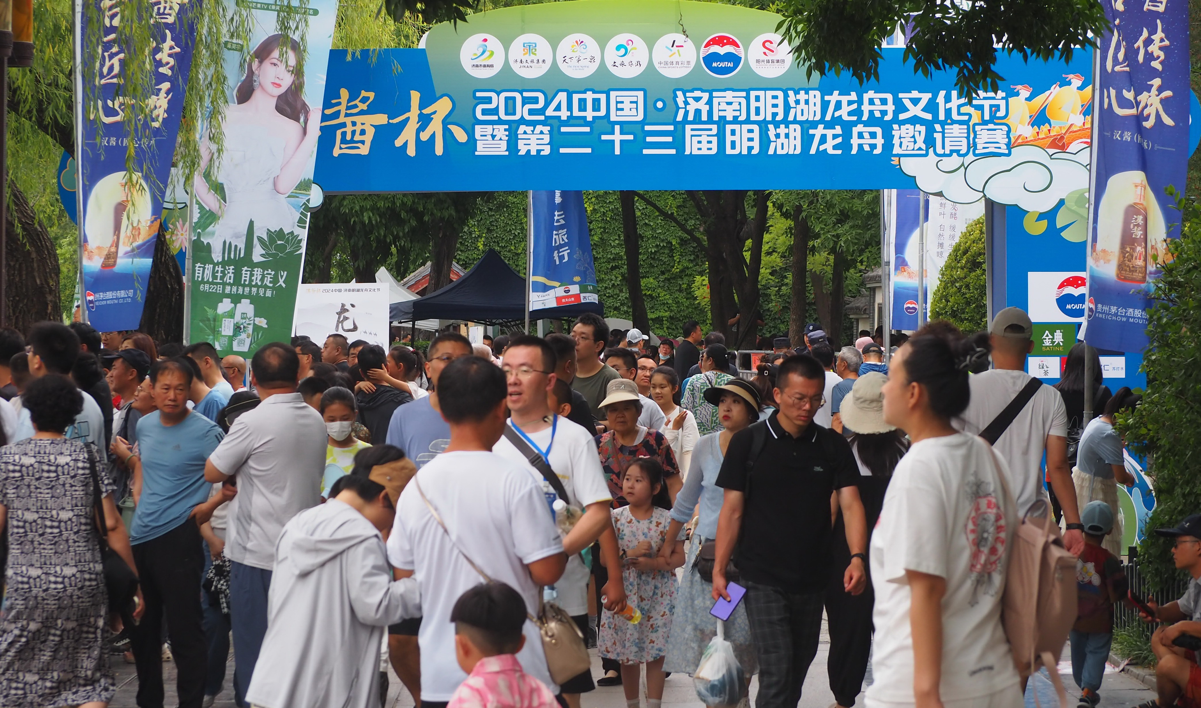 周末的济南大明湖景区，数万人涌入仿佛节日一般