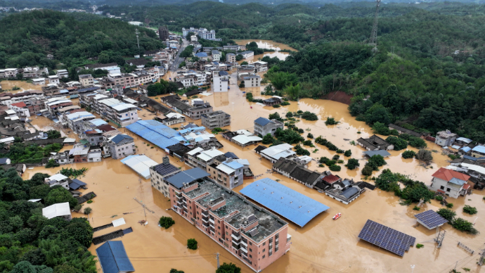 果然视频|梅州暴雨多村镇遭洪水围困，直升机运送救援人员和物资