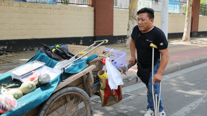 沂视频丨水果摊主身残志坚！双腿不能走路 靠双手养活自己