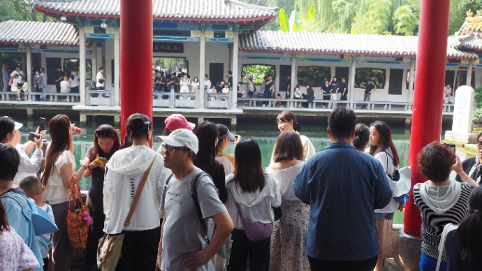 果然视频|暑假旅游旺季未到，济南泉水景区已是游客盈门