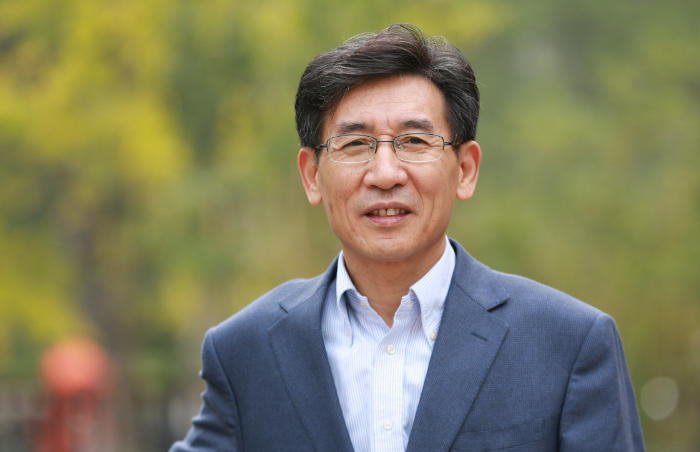 2023年度国家最高科学技术奖6月24日在京揭晓,李德仁院士、薛其坤院士获得中国科技界崇高荣誉。薛其坤,1962年12月出生于山东省临沂市蒙阴县,1984年毕业于山东大学光学系激光专业。2013年起任清华大学副校长,2020年任南方科技大学校长。