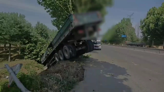 果然视频|货车失控冲进路边沟，消防员破拆救出被困男子