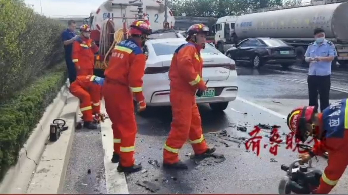 小汽车追尾洒水车一男子被困！消防10分钟救援成功