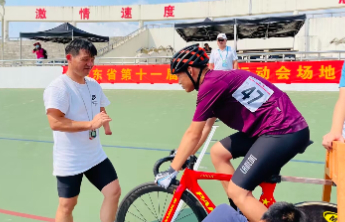 跑者、教练、“点灯人”，临沂残疾人小伙付俊伟追光向前