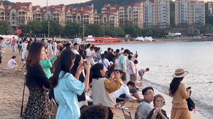 果然视频丨威海半月湾沙滩日出打卡开启人从众模式