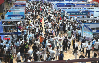 开场迎高峰！济南中招会现场人潮涌动