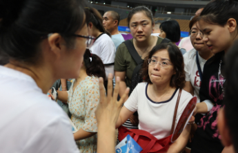 人头攒动！济南中招会近百所学校现场支招填报