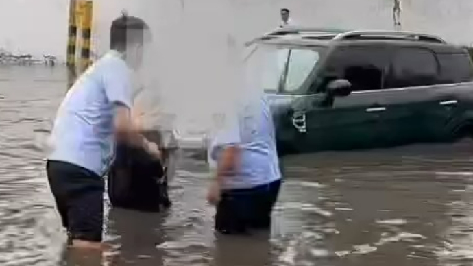 果然视频|孕妇被积水围困，菏泽交警出手相助