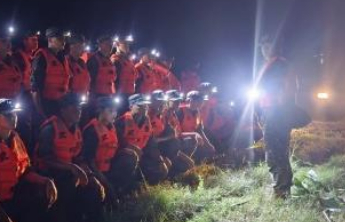 洞庭湖发生决堤险情，首批武警抵达现场