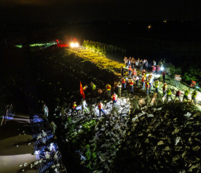 7月5日下午，湖南岳阳市华容县团洲乡团北村团洲垸洞庭湖一线堤防发生决口。险情发生后，国家防总、水利部、应急管理部派出工作组赶赴现场指导。目前，当地受灾群众已全部安全转移，来自各地的抢险救援力量正迅速向决口附近汇集。