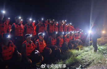 华容县团洲垸溃口抢险现场：逐户排查转移，18辆车“以车代仓”填堵